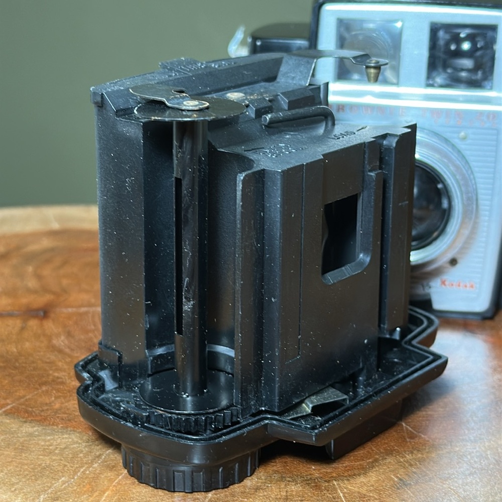 KODAK Brownie Twin 20 with Flash - Picture 11 of 16